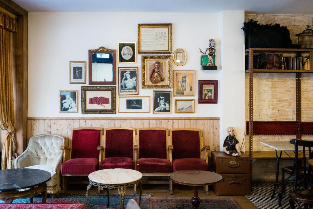 巴塞隆納的住宿－Pars Teatro Hostel，一间设有椅子和墙上照片的等候室
