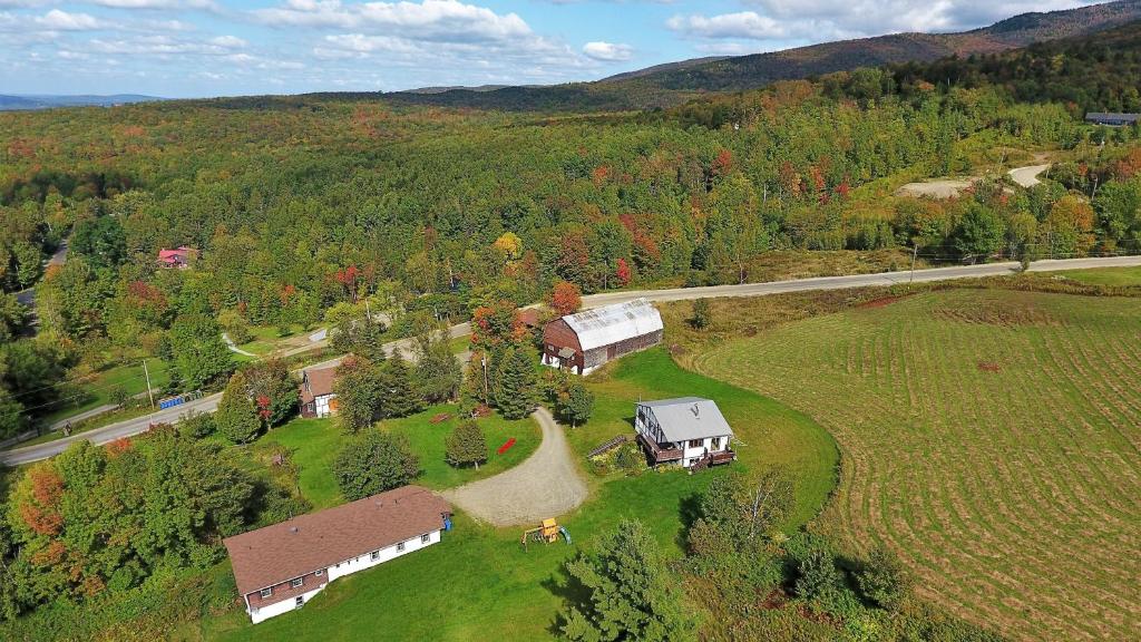 une vue aérienne sur une maison dans un champ dans l'établissement Auberge Schweizer, à Sutton