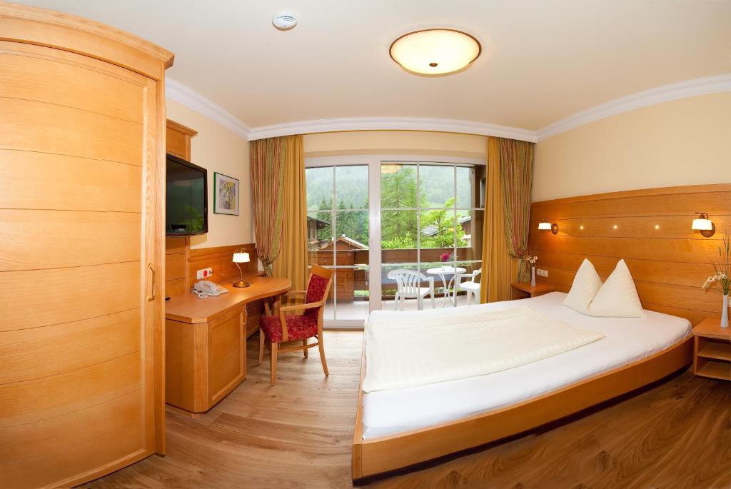 Postel nebo postele na pokoji v ubytování Hotel Guggenberger