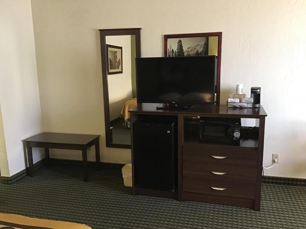 TV a/nebo společenská místnost v ubytování Super 8 by Wyndham Wendover