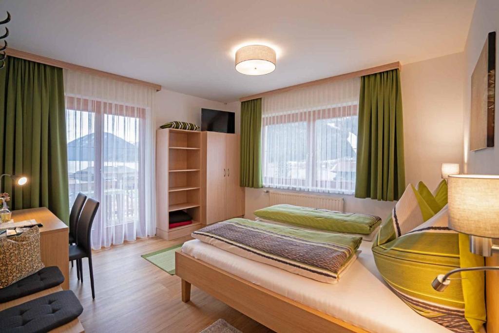 Postel nebo postele na pokoji v ubytování Haus Lackner am Weissensee in Kärnten