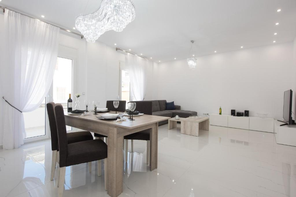 TV a/nebo společenská místnost v ubytování Despina's Luxury apt downtown