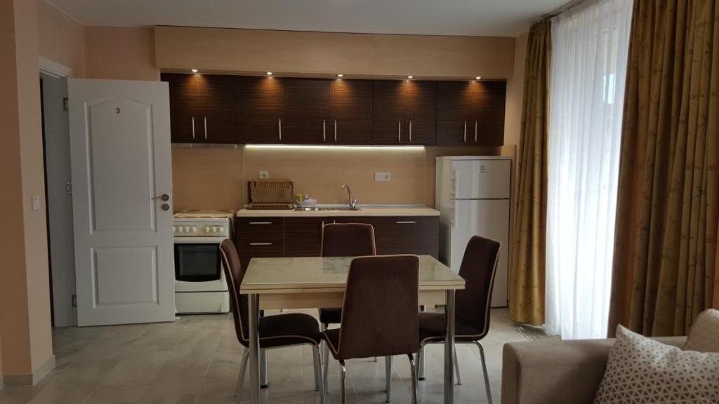 cocina con mesa y sillas en una habitación en Апартамент Мариана, en Gotse Delchev