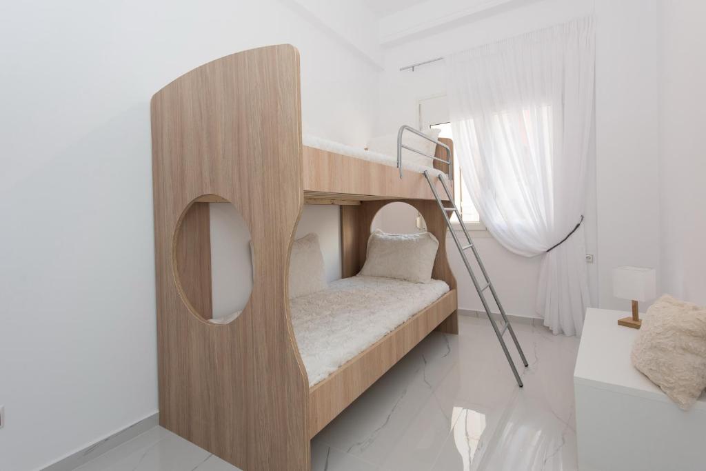 Postel nebo postele na pokoji v ubytování Despina's Luxury apt downtown
