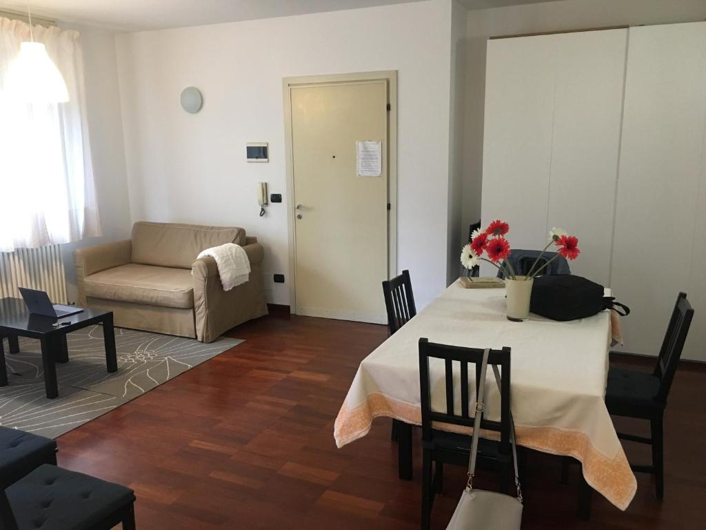 sala de estar con mesa y sofá en Casa Igea, en Bellaria-Igea Marina