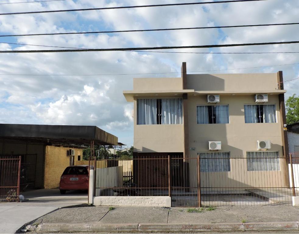 uma casa com uma cerca em frente em Rm Pousada Casa De Familia em São Gabriel