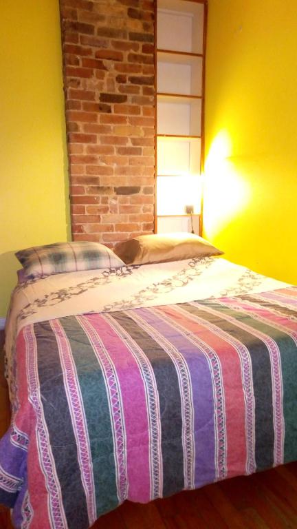 Postel nebo postele na pokoji v ubytování Ottawa Backpackers Inn