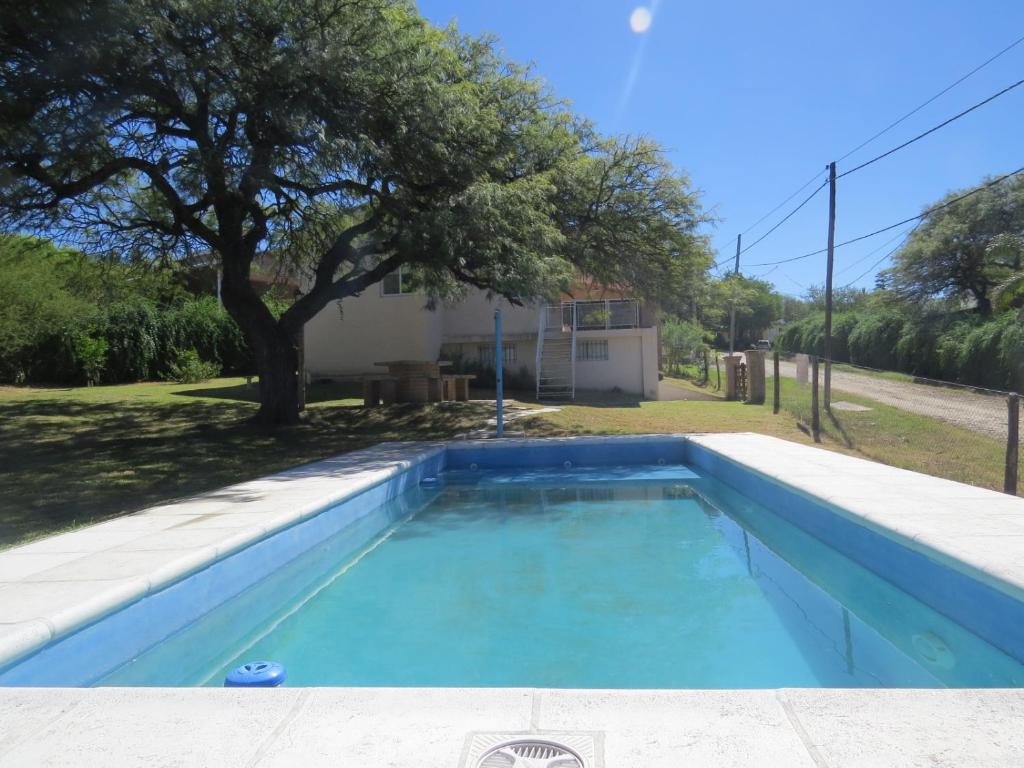 una piscina en un patio con un árbol en Casa en Villa Los Aromos en 