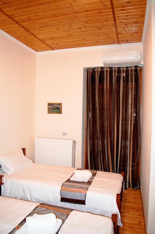 Postel nebo postele na pokoji v ubytování Xenon Achladokampos