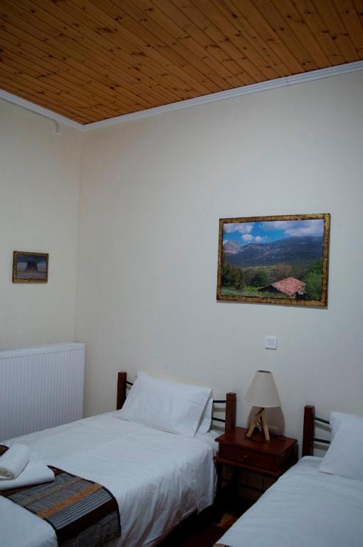 Postel nebo postele na pokoji v ubytování Xenon Achladokampos