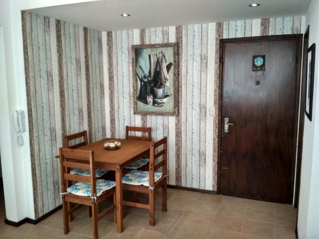 comedor con mesa, 2 sillas y puerta en Apartamento 2 dormitorios en Av. Gorlero, en Punta del Este