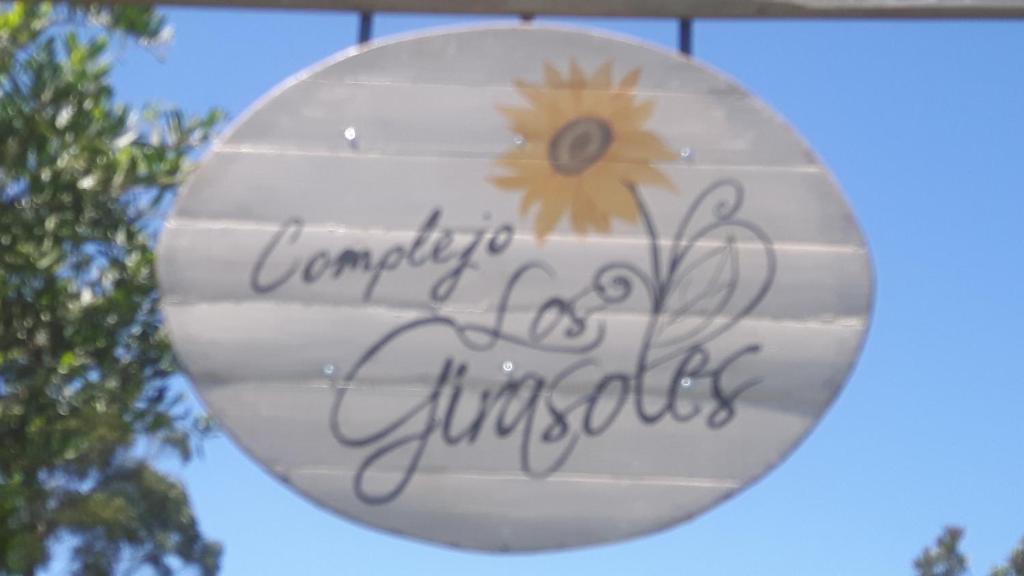 a sign for a flower shop with graffiti on it at Complejo Los Girasoles in Punta Del Diablo