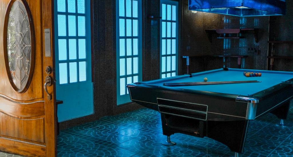 Biliár nebo kulečník v ubytování Deep Forest Garden Hotel