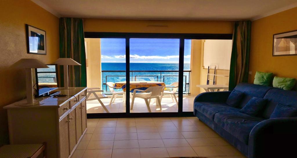 un salon avec un canapé et une vue sur l'océan dans l'établissement Cannes, La Palme d'Or, à Cannes
