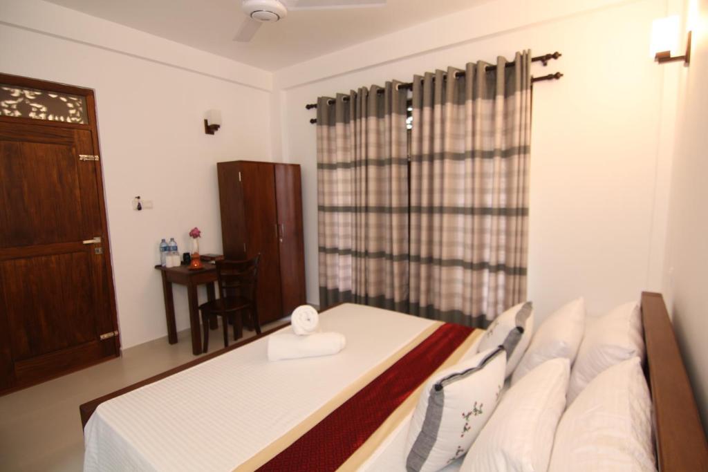 Postel nebo postele na pokoji v ubytování Mihira Gedara Apartments