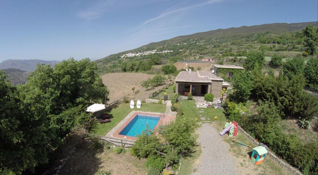 widok z lotu ptaka na dom z basenem w obiekcie Alpujarra Cortijo Casilla Noguera w mieście Pórtugos
