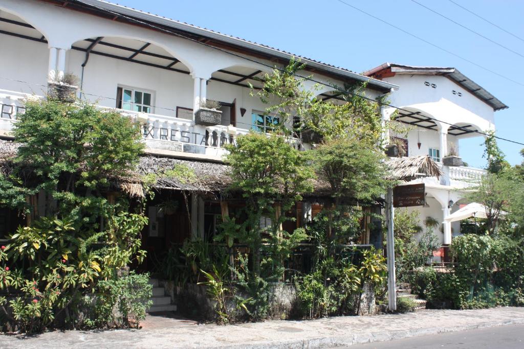 a building with plants on the side of it at Hotel Jardin de la Paix in Moroni