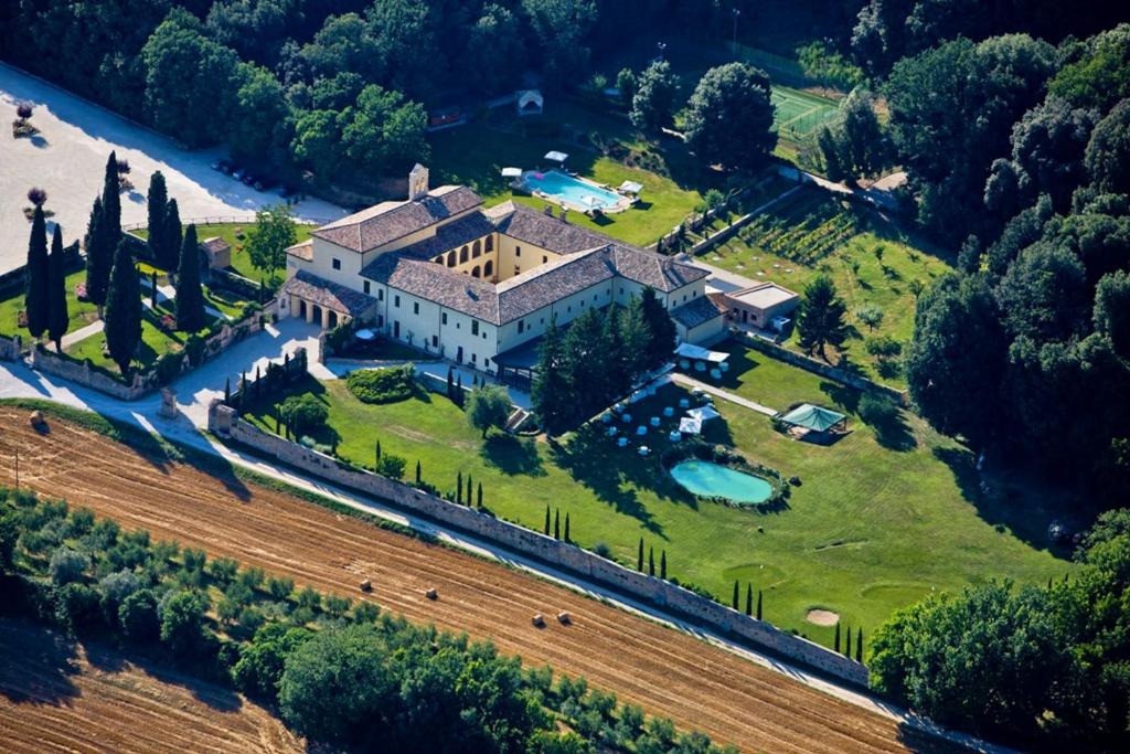 una vista aérea de una casa grande con patio en San Pietro Sopra Le Acque Resort & Spa, en Massa Martana