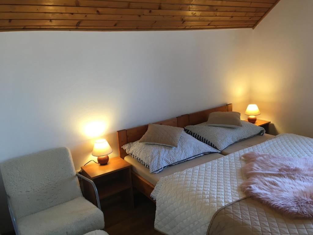 Postel nebo postele na pokoji v ubytování Chalupa Václav Lipno