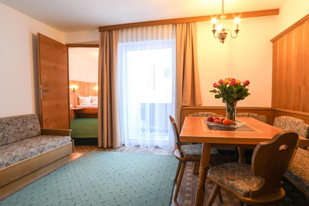 Posedenie v ubytovaní Berghotel Rasis