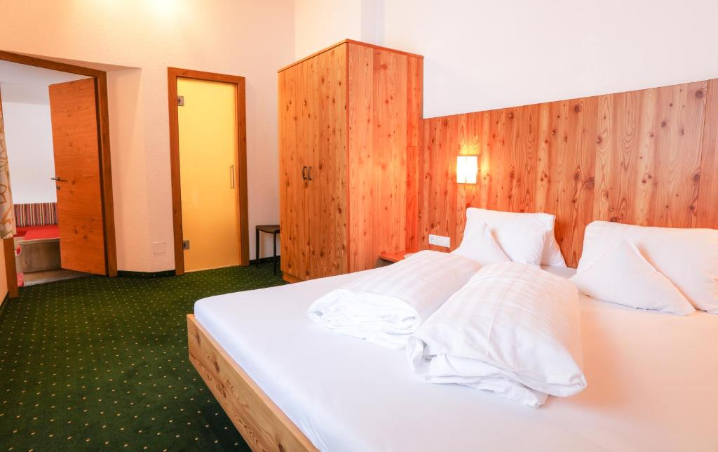 Posteľ alebo postele v izbe v ubytovaní Berghotel Rasis
