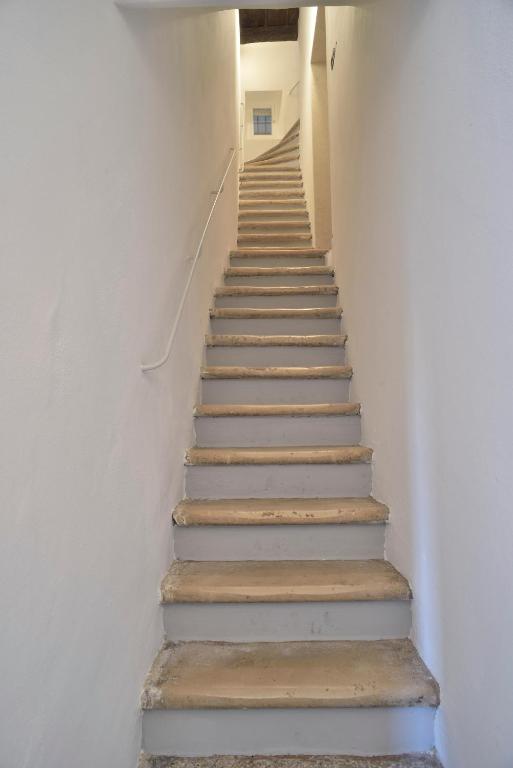 una scala che porta a un muro bianco di B&B Murex a Bari