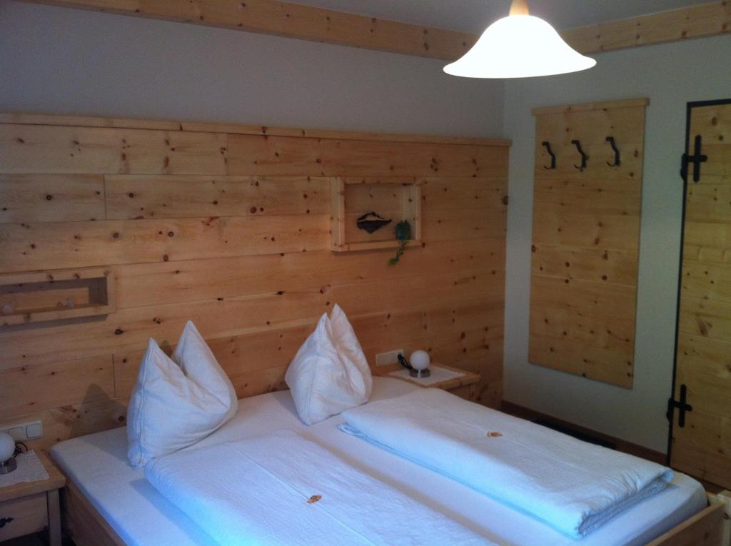 Postel nebo postele na pokoji v ubytování Pension und Apartment Edelweiß
