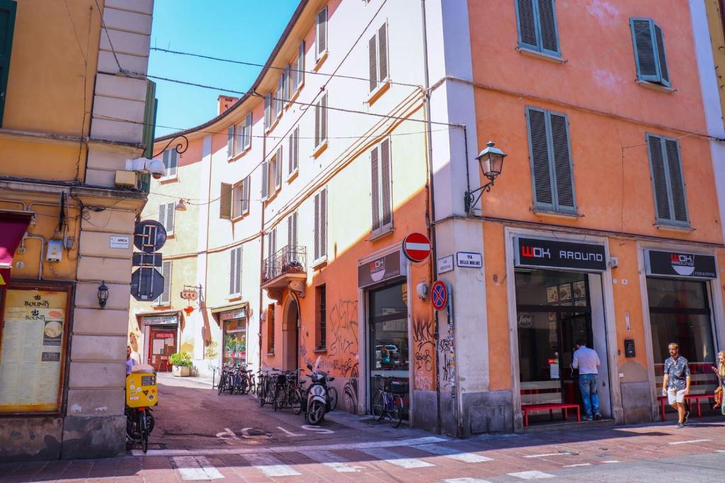 una strada in un centro storico con edifici di Juli's guest house a Bologna