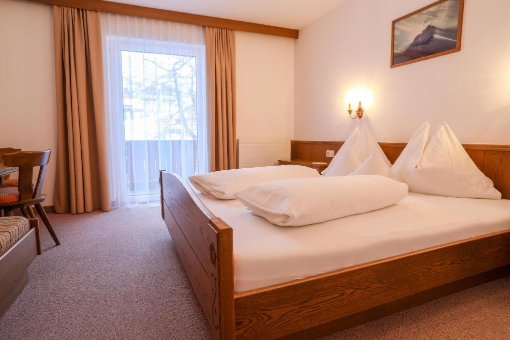 Posteľ alebo postele v izbe v ubytovaní Berghotel Rasis