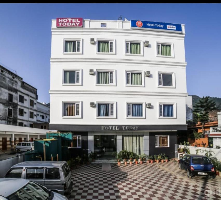 un edificio blanco con coches estacionados frente a él en Hotel Today, Katra en Katra