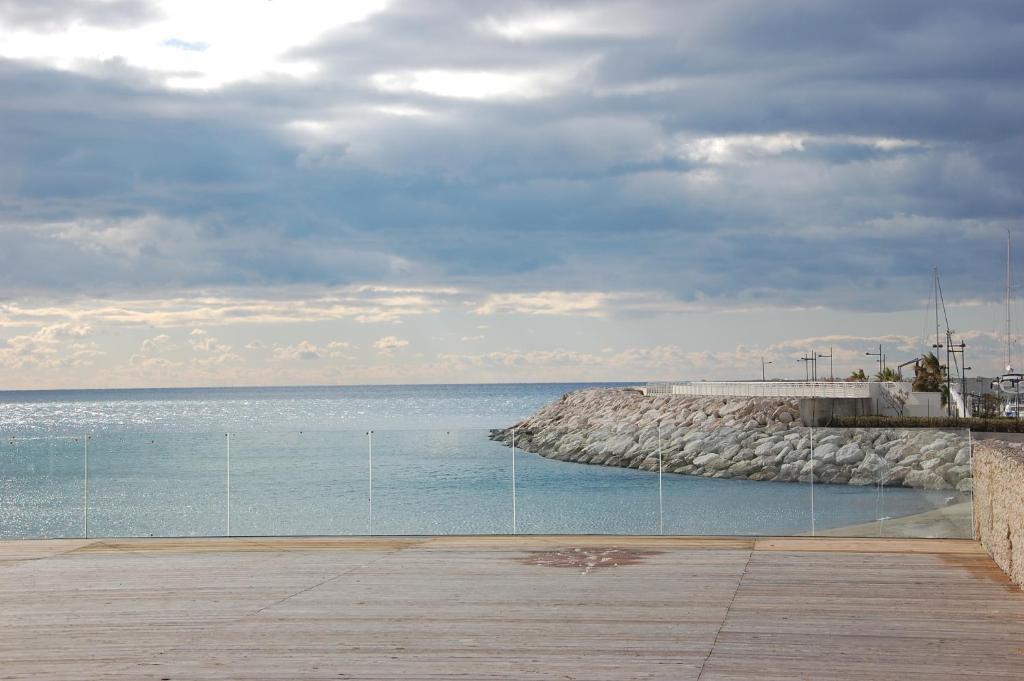 een uitzicht op de oceaan vanaf een pier bij Saint Joseph in Salerno