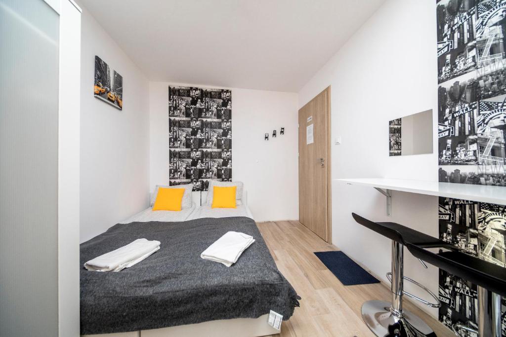 ワルシャワにある6 Cities Roomsの白い部屋にあるベッドのある寝室