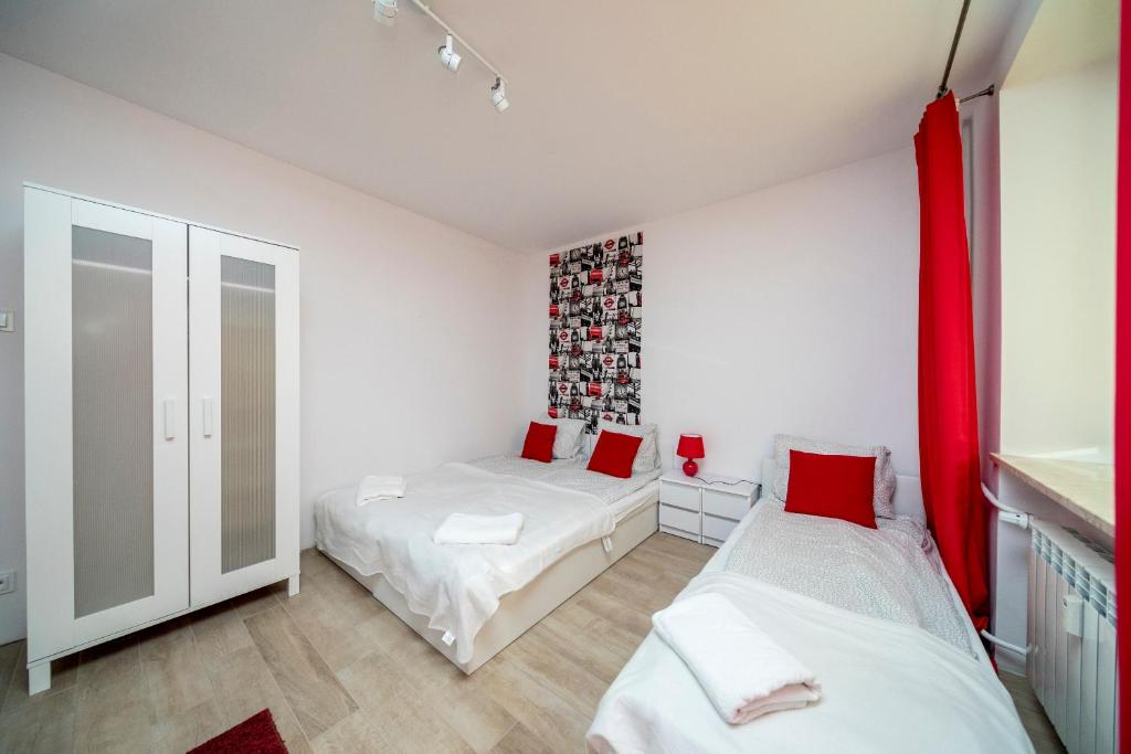 6 Cities Rooms - Chambre Triple Avec Salle De Bains Commune