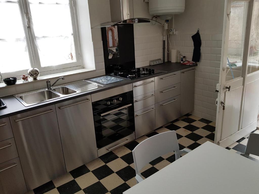 uma cozinha com um lavatório e um fogão em Saint-Ay sur la route des châteaux em Saint-Ay