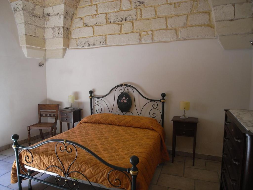 una camera con un letto e una coperta arancione di Casa Nina by RENTHOUSESALENTO - a 50 m dal mare a San Foca