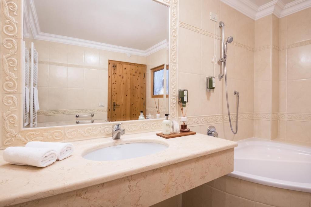 A bathroom at Alpenhotel Plaza
