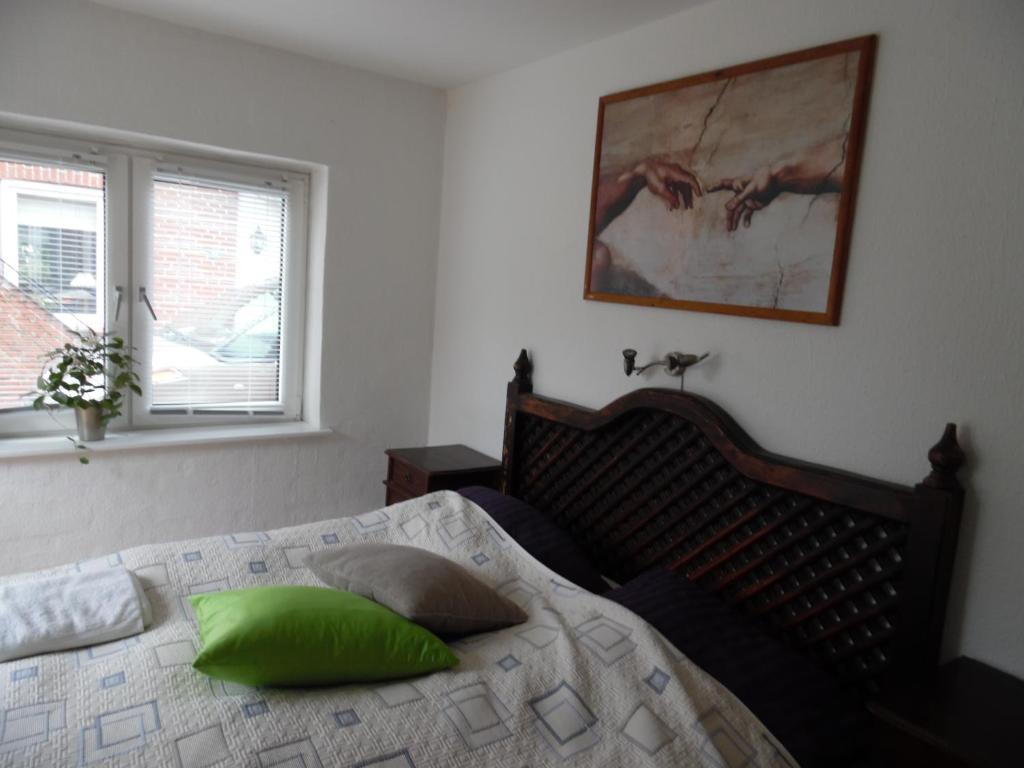 1 dormitorio con 1 cama con almohada verde en Bel Zoe, en Tjele