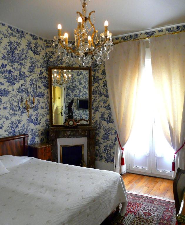 Postel nebo postele na pokoji v ubytování Hôtel de l'Abeille