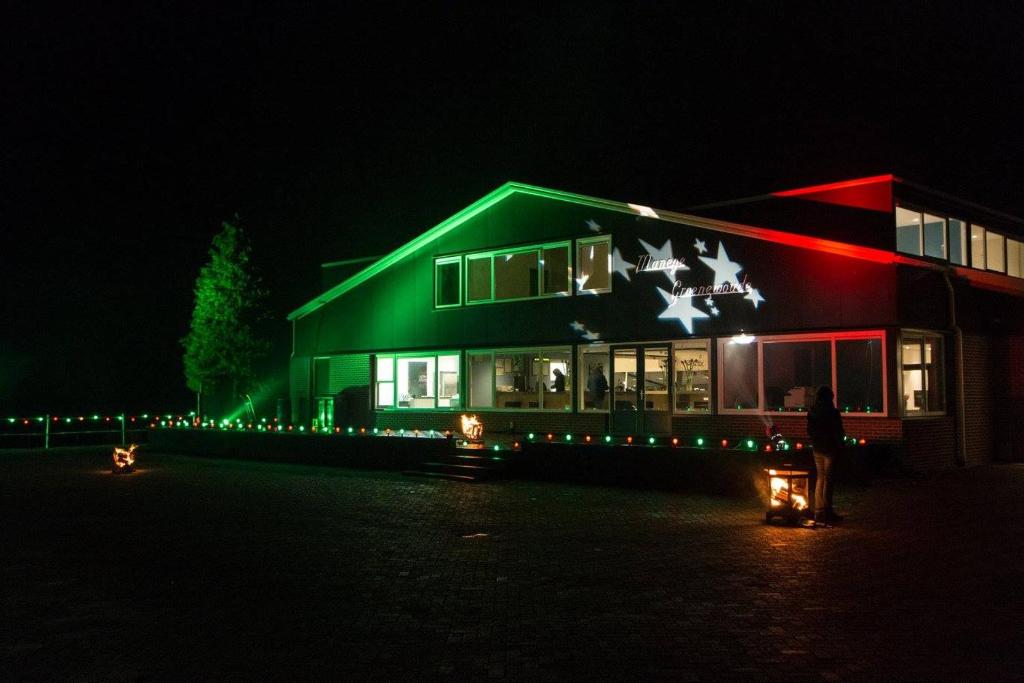 una casa illuminata con luci di Natale di notte di B&B Manege Groenewoude a Woudenberg