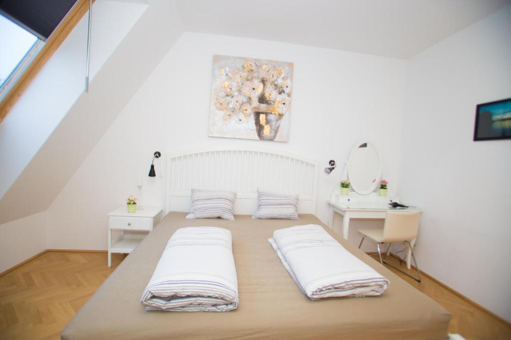Pokój z łóżkiem z 2 poduszkami w obiekcie Vienna Hotspot w Wiedniu