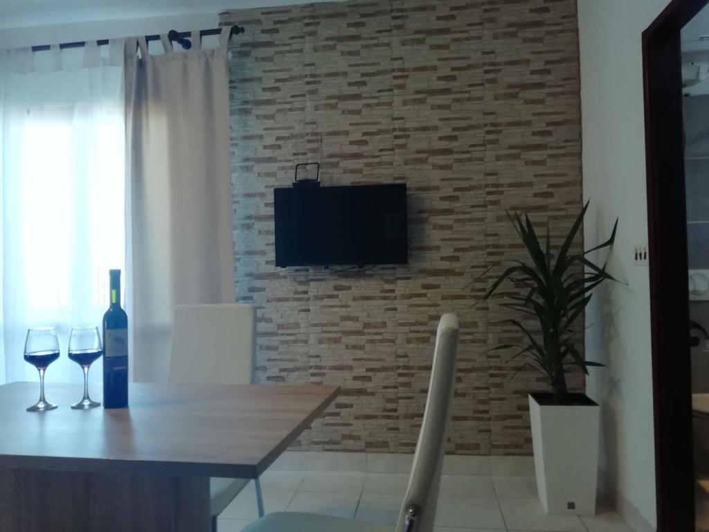 Telewizja i/lub zestaw kina domowego w obiekcie Seaview Holiday Apartments, Ventura Nin