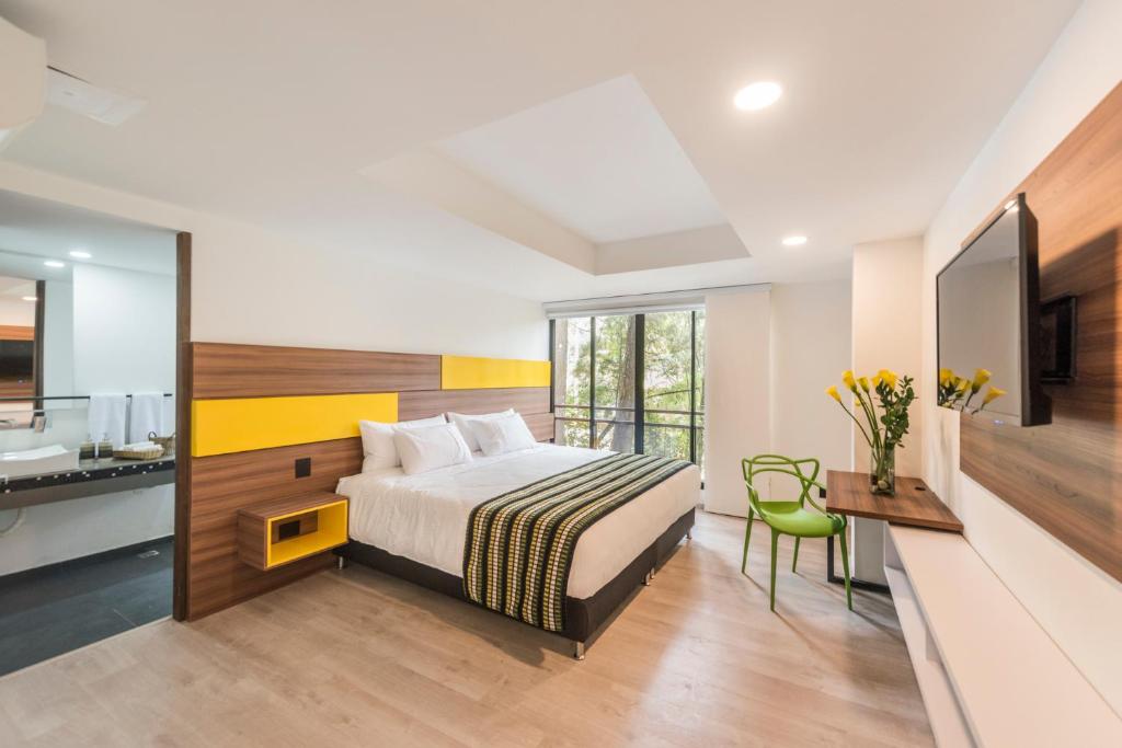 麥德林的住宿－Foresta Hotel，一间卧室配有一张床、一张桌子和一个水槽