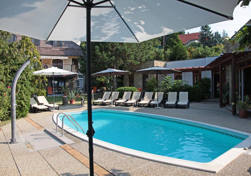 Bazén v ubytování Adler Hotel & Wellness nebo v jeho okolí