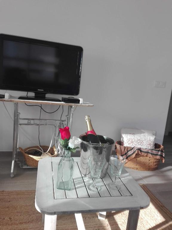 TV a/nebo společenská místnost v ubytování Sa Cala Beach House