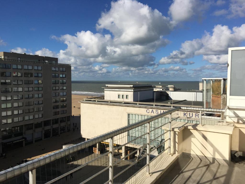 uitzicht op het strand vanaf het balkon van een gebouw bij Appartement Fr Gilkens Ostende in Oostende