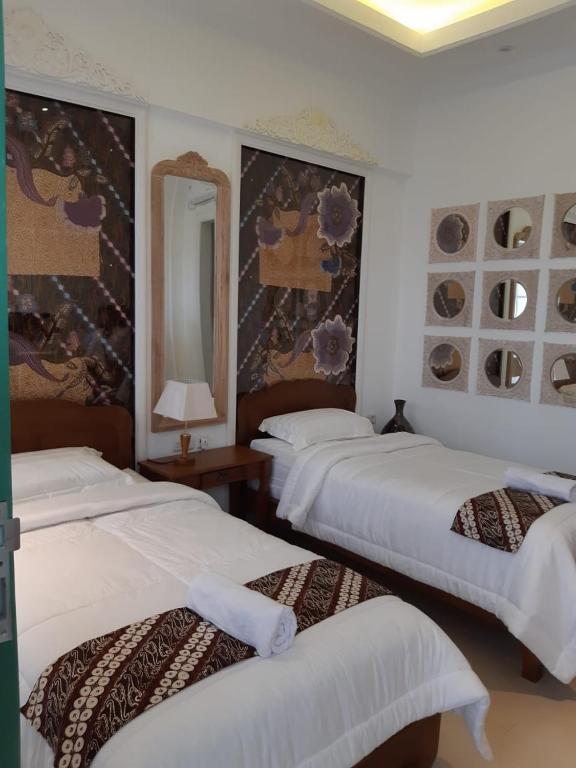 Letto o letti in una camera di Rumah Jawa Guest House (Syariah)