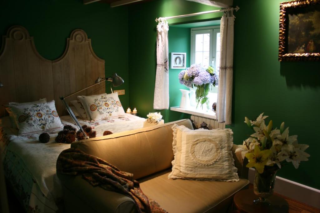 een groene slaapkamer met een bed en een raam met bloemen bij CASA LEOPOLDO CAMINO DE SANTIAGO in Palas de Rei 