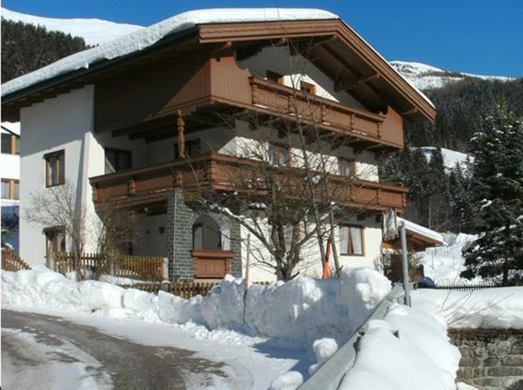 uma casa está coberta de neve na frente em Genuss.Haus.Fankhauser em Tux