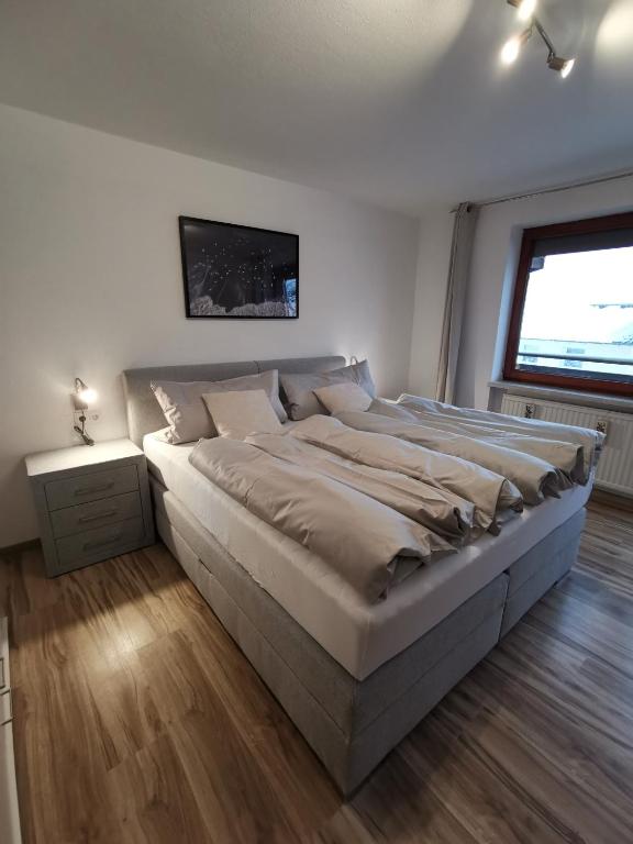 ein großes Bett in einem Zimmer mit Fenster in der Unterkunft Appartment Fuzzy in Sölden