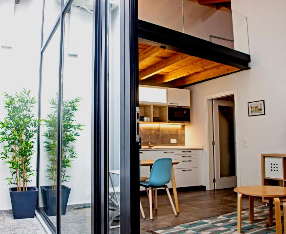 cocina abierta y comedor con puertas correderas de cristal en Casas S Cristovao, en Évora